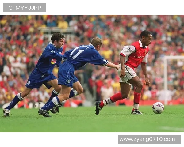 足球巨星与女明星时尚搭配揭秘完美演绎星光魅力与运动风采