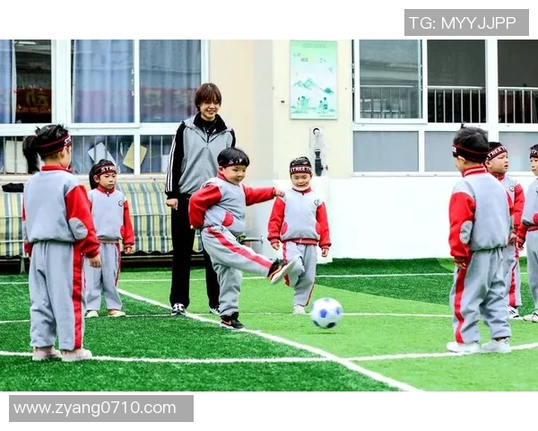 足球明星与萌娃共享亲子时光展现温馨瞬间